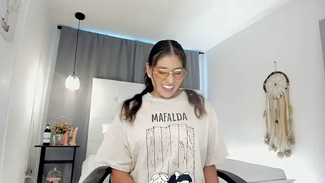 liaa moretti  online show from January 13, 2026, 7:19 pm