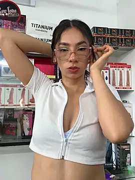 lunaluxury22 online show from April 23, 2026, 2:08 pm