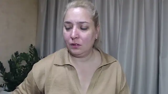 Snapshot of sweetpussy13 chatting on October 5, 2025, 6:45 am sweetpussy13 online show from October 5, 2025, 6:45 am