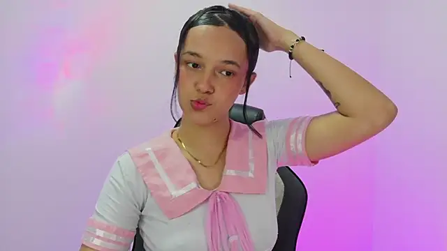 esme  online show from December 17, 2025, 11:33 pm