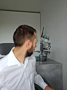 Lovebackground online show from October 1, 2025, 8:42 am