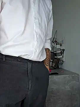 Lovebackground online show from October 22, 2025, 7:52 am