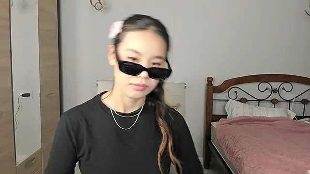 amiya cute online show from February 11, 2026, 2:33 pm