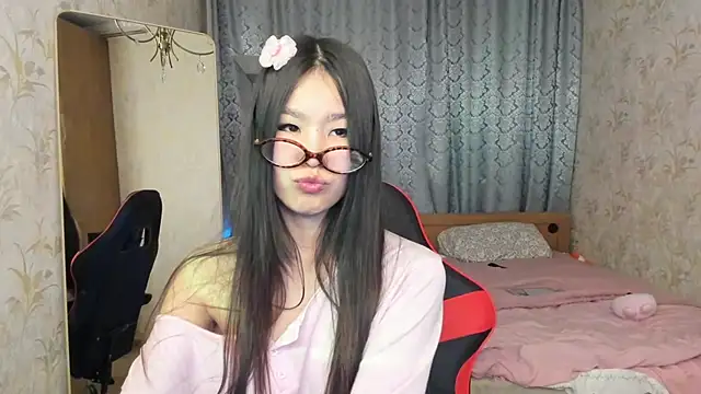 amiya cute online show from March 13, 2026, 2:45 pm