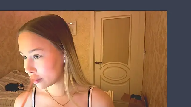 LashandraGiacomelli online show from December 14, 2025, 4:34 pm