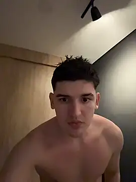 Valentino ceratti online show from December 19, 2025, 11:12 pm