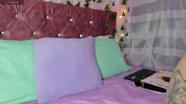 Ayla-marttinez online show from June 23, 2026, 1:36 am