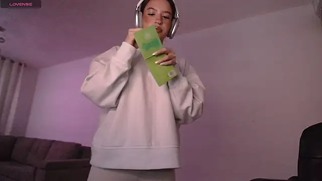Snapshot of alina_lee chatting on April 16, 2026, 12:55 am alina lee online show from April 16, 2026, 12:55 am