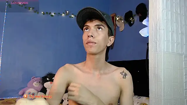 Juan Gomezz26 online show from August 4, 2026, 10:34 pm