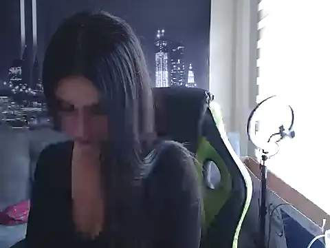 athenealovee online show from December 22, 2025, 3:31 pm