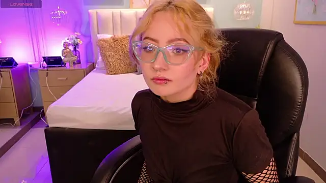 danielamilles online show from March 8, 2026, 4:49 am