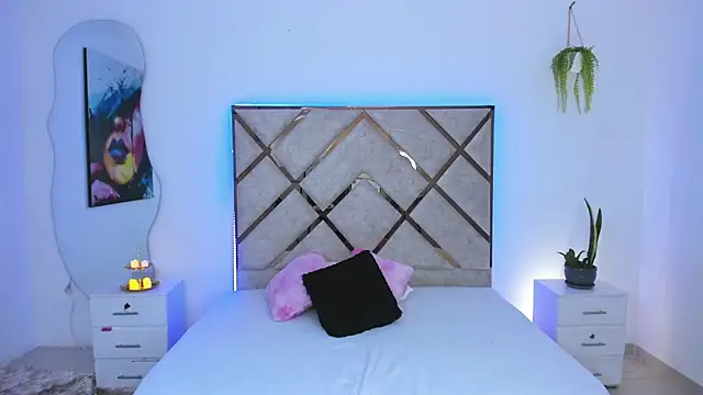 queenie staar online show from March 18, 2026, 7:39 pm