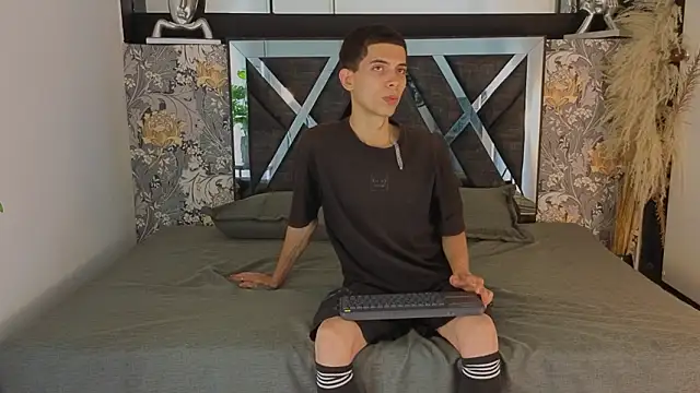 prettyboyy 13 online show from February 2, 2026, 9:24 pm