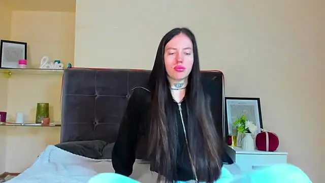 AdrianaCult online show from March 25, 2026, 6:19 am