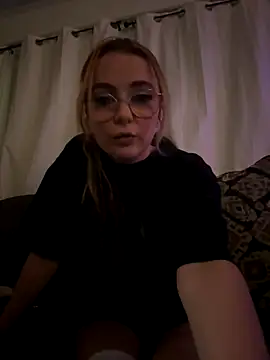 sugxrfox online show from December 18, 2025, 6:52 am