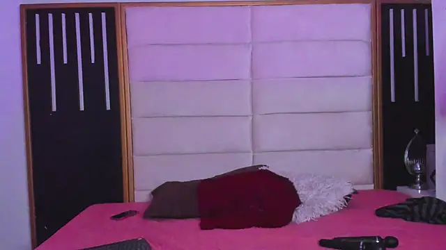 JuliMonroe19 online show from March 12, 2026, 1:17 pm