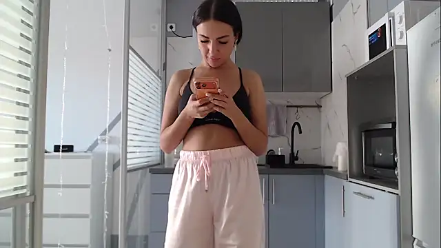 Snapshot of MilaMex chatting on April 9, 2026, 9:58 am MilaMex online show from April 9, 2026, 9:58 am