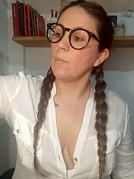 Snapshot of SofiEsteves chatting on June 18, 2026, 5:28 pm SofiEsteves online show from June 18, 2026, 5:28 pm