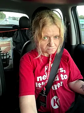 lindzybella online show from September 28, 2025, 11:48 am