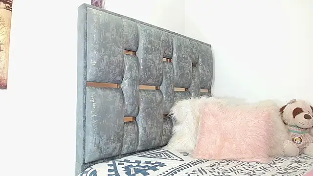 titania1502 online show from January 6, 2026, 11:40 pm