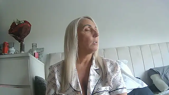 theblondecocklover online show from June 17, 2026, 7:04 pm