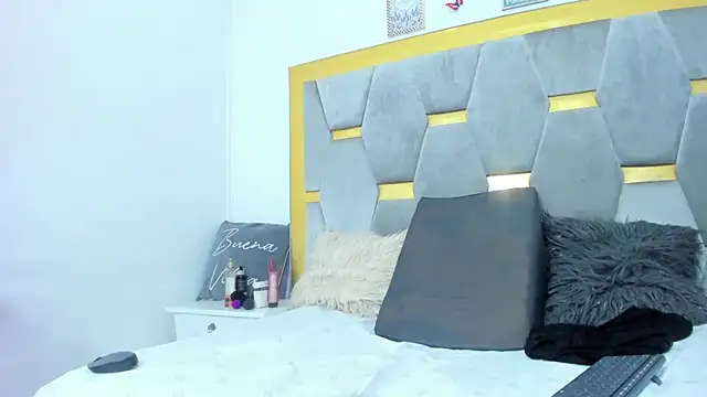 ShantallFoxxie online show from March 19, 2026, 2:15 am