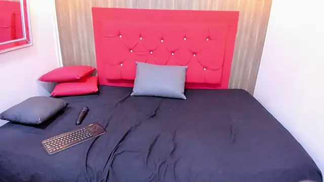 Snapshot of meggancurvy chatting on March 10, 2026, 7:19 pm meggancurvy online show from March 10, 2026, 7:19 pm