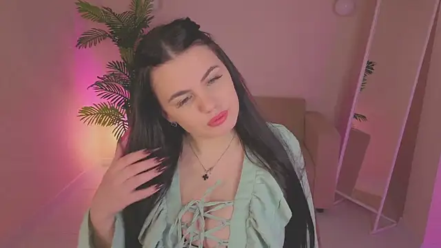 Mia Evelyn online show from December 22, 2025, 8:44 am