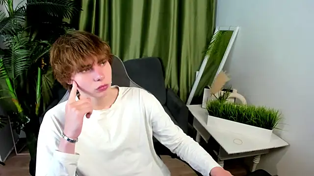 andyyzzz online show from June 28, 2026, 7:53 pm