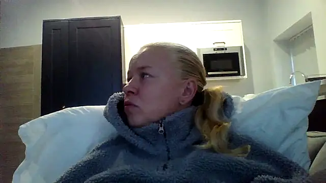jennyblondeuk online show from April 2, 2026, 5:32 pm