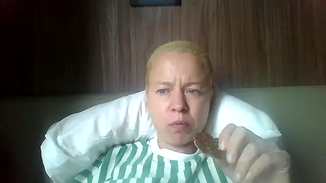 jennyblondeuk online show from April 12, 2026, 2:11 pm