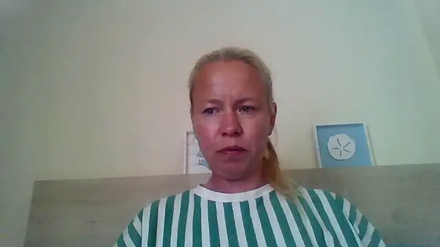 jennyblondeuk online show from April 28, 2026, 4:34 pm