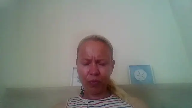 jennyblondeuk online show from May 4, 2026, 1:51 pm