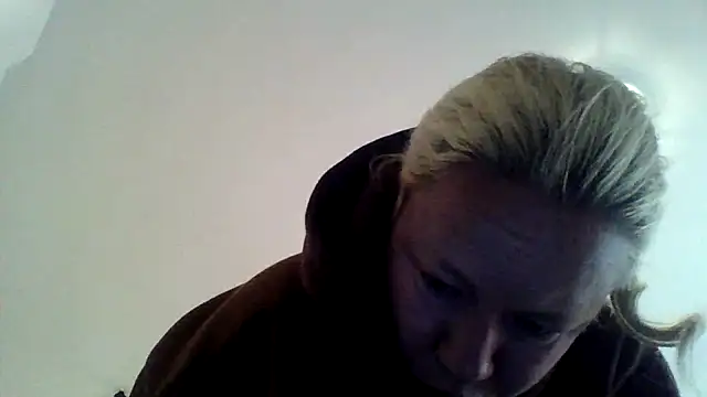 jennyblondeuk online show from May 9, 2026, 11:26 am