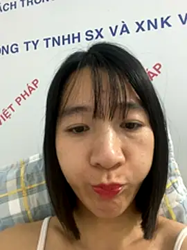 Snapshot of Elly-y chatting on December 21, 2025, 1:18 pm Elly-y online show from December 21, 2025, 1:18 pm