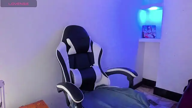 ashley-17 online show from March 6, 2026, 4:42 am