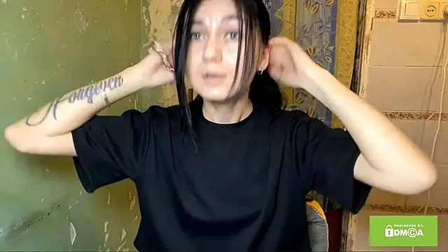 EstherKiester online show from December 22, 2025, 9:23 pm