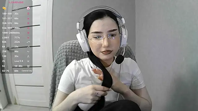 FaviolaHurl online show from December 20, 2025, 6:04 pm