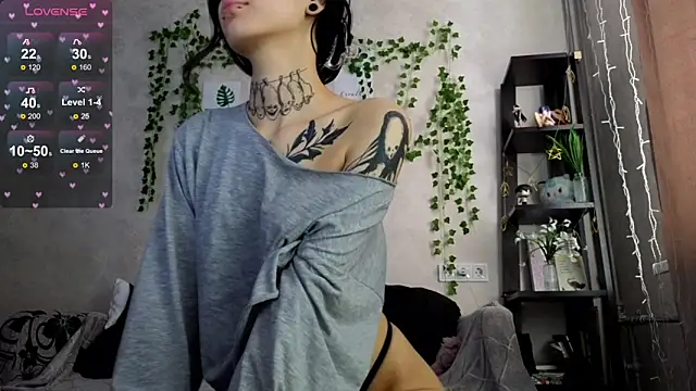 LeonaHinnes online show from March 10, 2026, 3:11 am