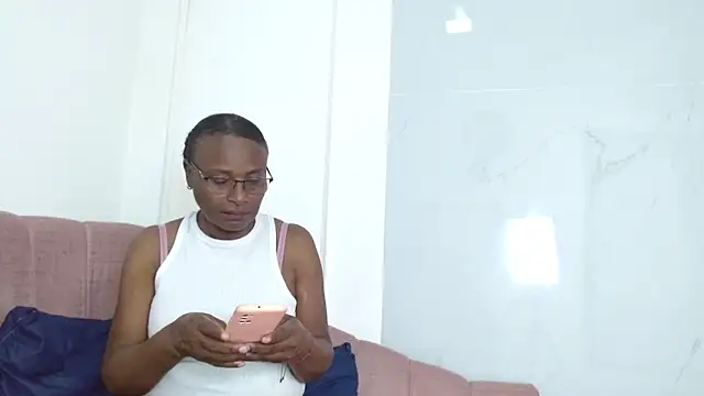 Snapshot of CleopatraIsis chatting on December 22, 2025, 7:33 pm CleopatraIsis online show from December 22, 2025, 7:33 pm