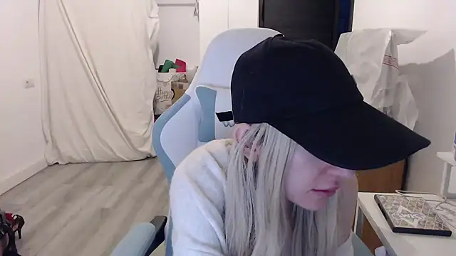 BarbieBlondieGirl online show from February 18, 2026, 6:04 pm