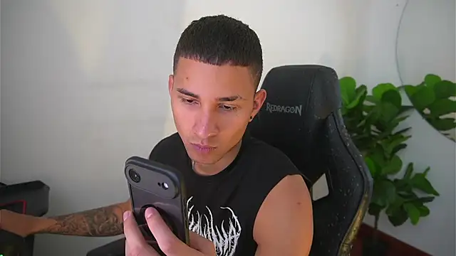 Snapshot of Thin_tommy11 chatting on December 22, 2025, 7:44 pm Thin tommy11 online show from December 22, 2025, 7:44 pm