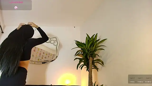 lucianaglow  online show from February 4, 2026, 1:00 am