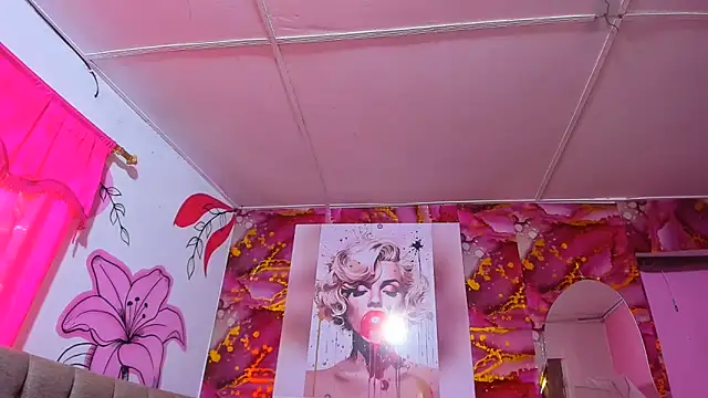 Nikoll couple online show from March 19, 2026, 3:49 pm