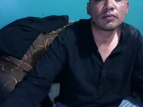 latinomoreno95 online show from May 15, 2026, 10:50 pm