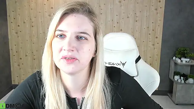 Snapshot of SoftLana chatting on February 6, 2026, 4:06 am SoftLana online show from February 6, 2026, 4:06 am