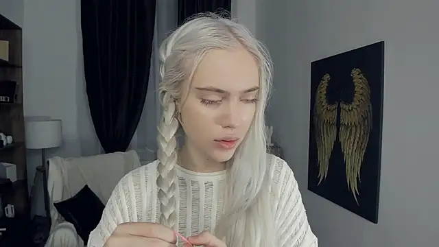 KristalCrowner online show from February 15, 2026, 7:21 pm