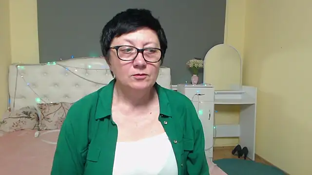 EmilyL0ve online show from May 4, 2026, 5:53 pm