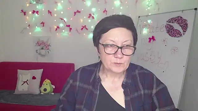 EmilyL0ve online show from May 5, 2026, 5:21 pm