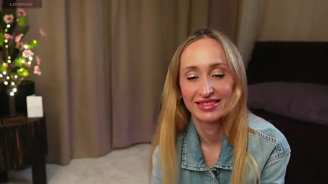 Emely Moon online show from June 4, 2026, 7:31 pm